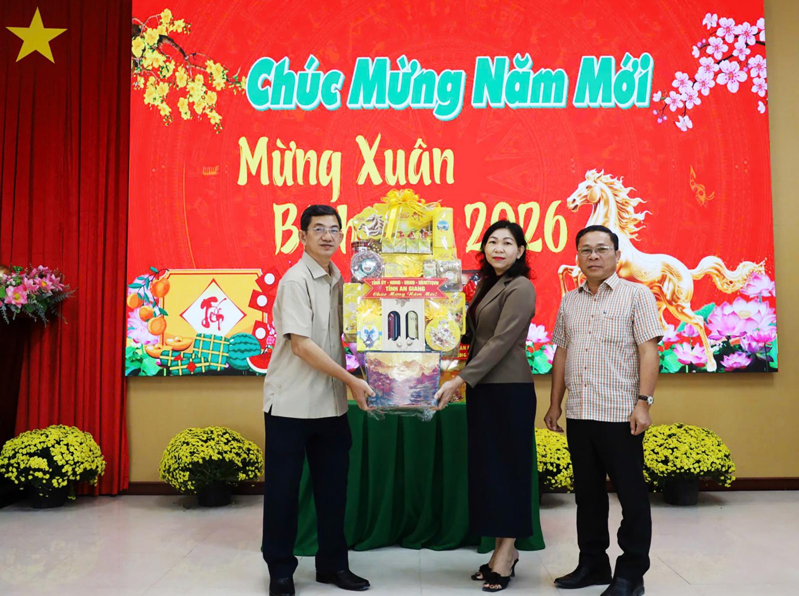 Viện trưởng Viện Kiểm sát nhân dân tỉnh An Giang Nguyễn Ngọc Phúc chúc tết tại xã Hòa Điền