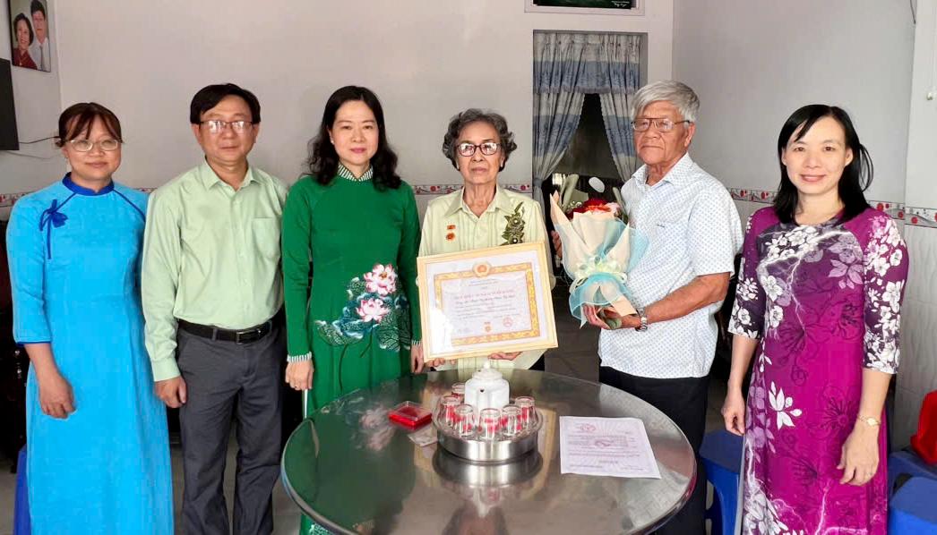 Trao Huy hiệu Đảng tại nh&agrave; cho c&aacute;c đảng vi&ecirc;n sức yếu