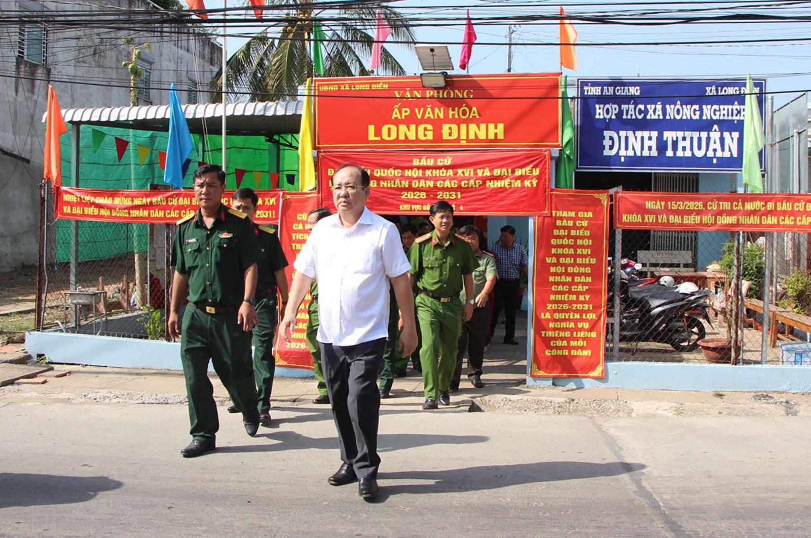 Phó Chủ tịch Thường trực UBND tỉnh An Giang Nguyễn Thanh Phong kiểm tra công tác chuẩn bị bầu cử tại 4 xã