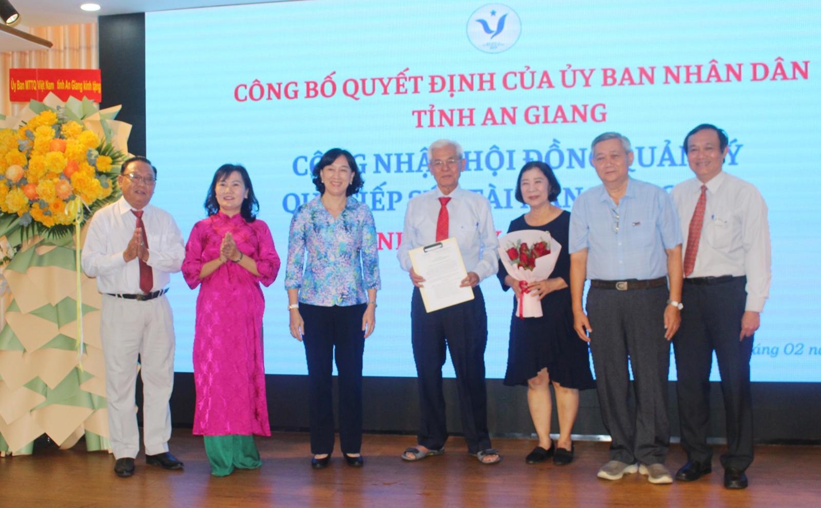 Họp mặt biểu dương cá nhân tiêu biểu xuất sắc và trao tài trợ cho sinh viên tài năng An Giang