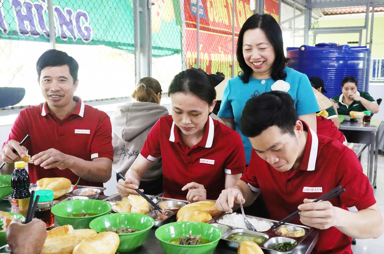 Phó Chủ tịch Thường trực Tổng Liên đoàn Lao động Việt Nam Thái Thu Xương chúc tết đoàn viên, người lao động tại An Giang