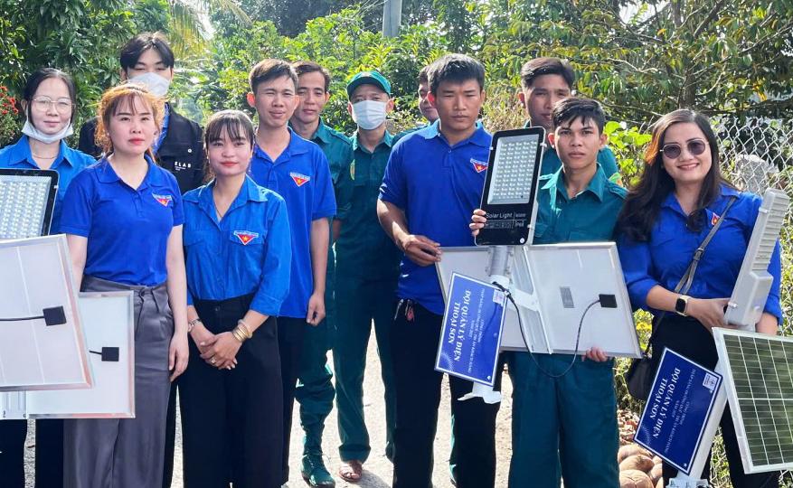 Thực hiện công trình thắp sáng đường quê ở xã Định Mỹ