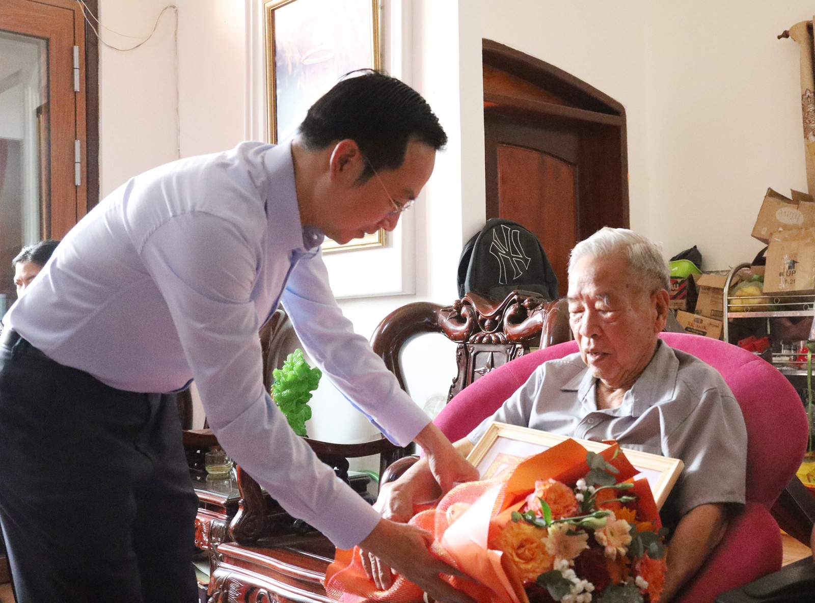 Phó Bí thư Thường trực Tỉnh ủy, Chủ tịch HĐND tỉnh An Giang Nguyễn Thanh Nhàn thăm, chúc tết tại phường Rạch Giá