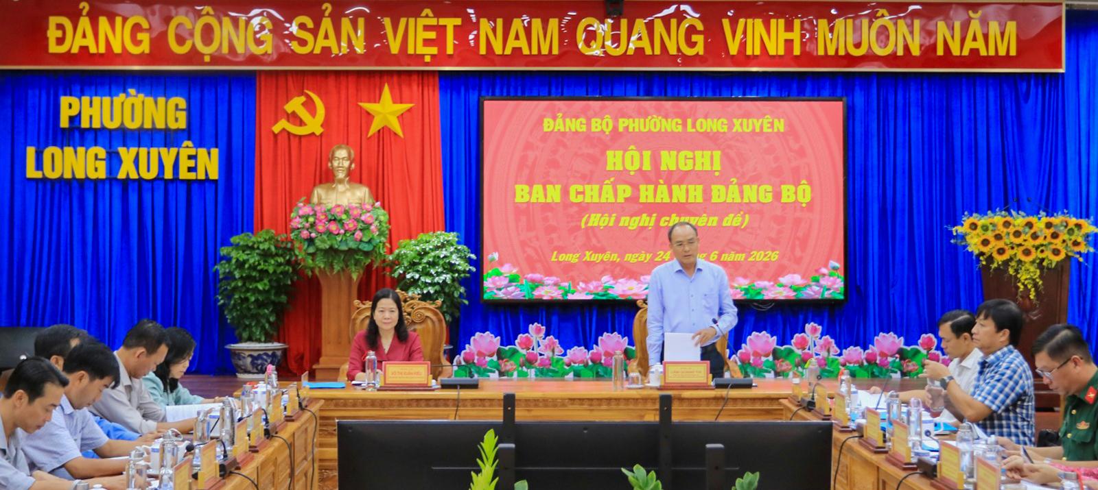 Hội nghị chuyên đề Ban Chấp hành Đảng bộ phường Long Xuyên Tỉnh ủy viên, Bí thư Đảng ủy, Chủ tịch HĐND phường Long Xuyên Lâm Quang Thi phát biểu kết luận Hội nghị