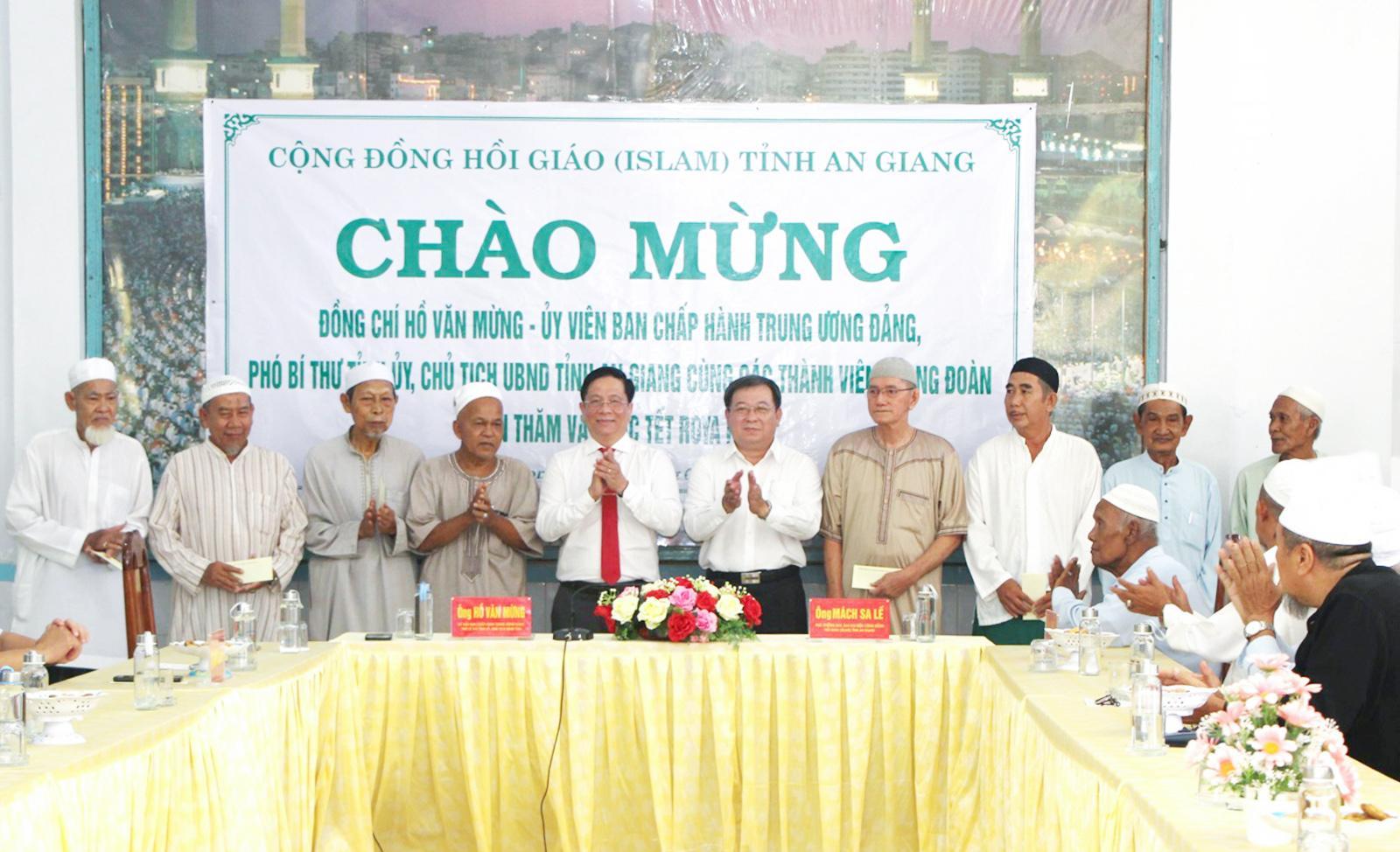 Chủ tịch UBND tỉnh An Giang Hồ Văn Mừng chúc Tết Roya Haji tại xã Châu Phong