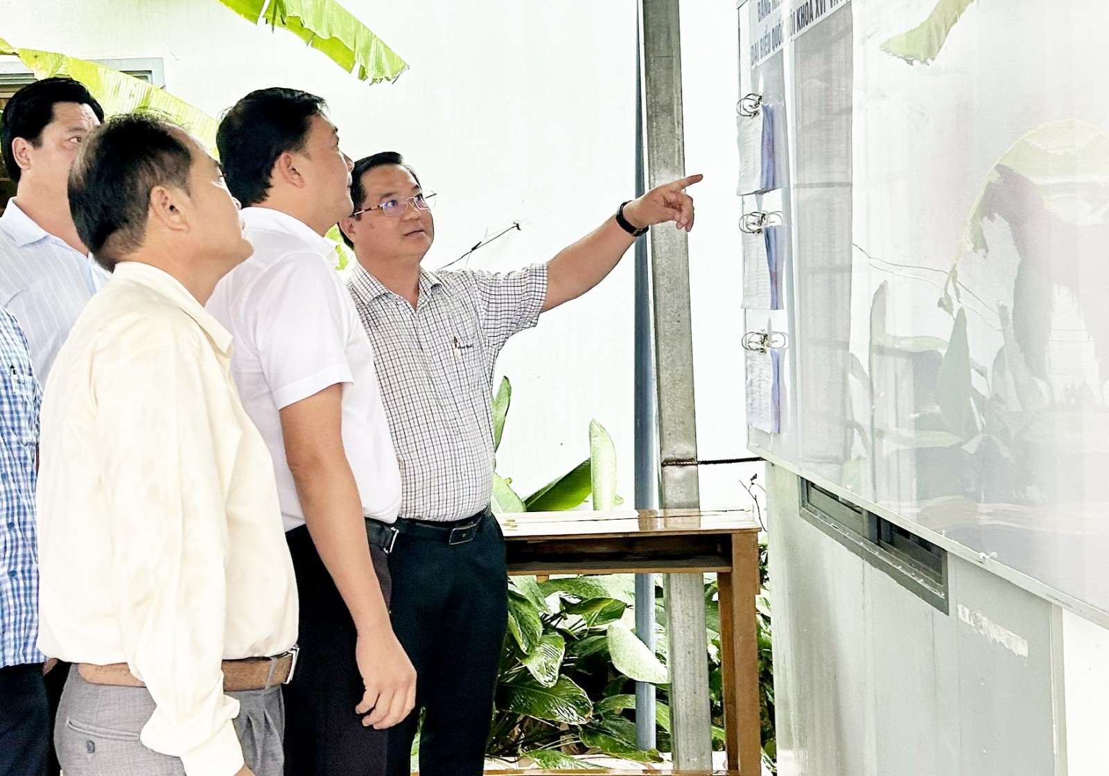 Chủ nhiệm Ủy ban Kiểm tra Tỉnh ủy An Giang Huỳnh Quốc Thái thăm gia đình tân binh, kiểm tra công tác chuẩn bị bầu cử xã Bình Sơn