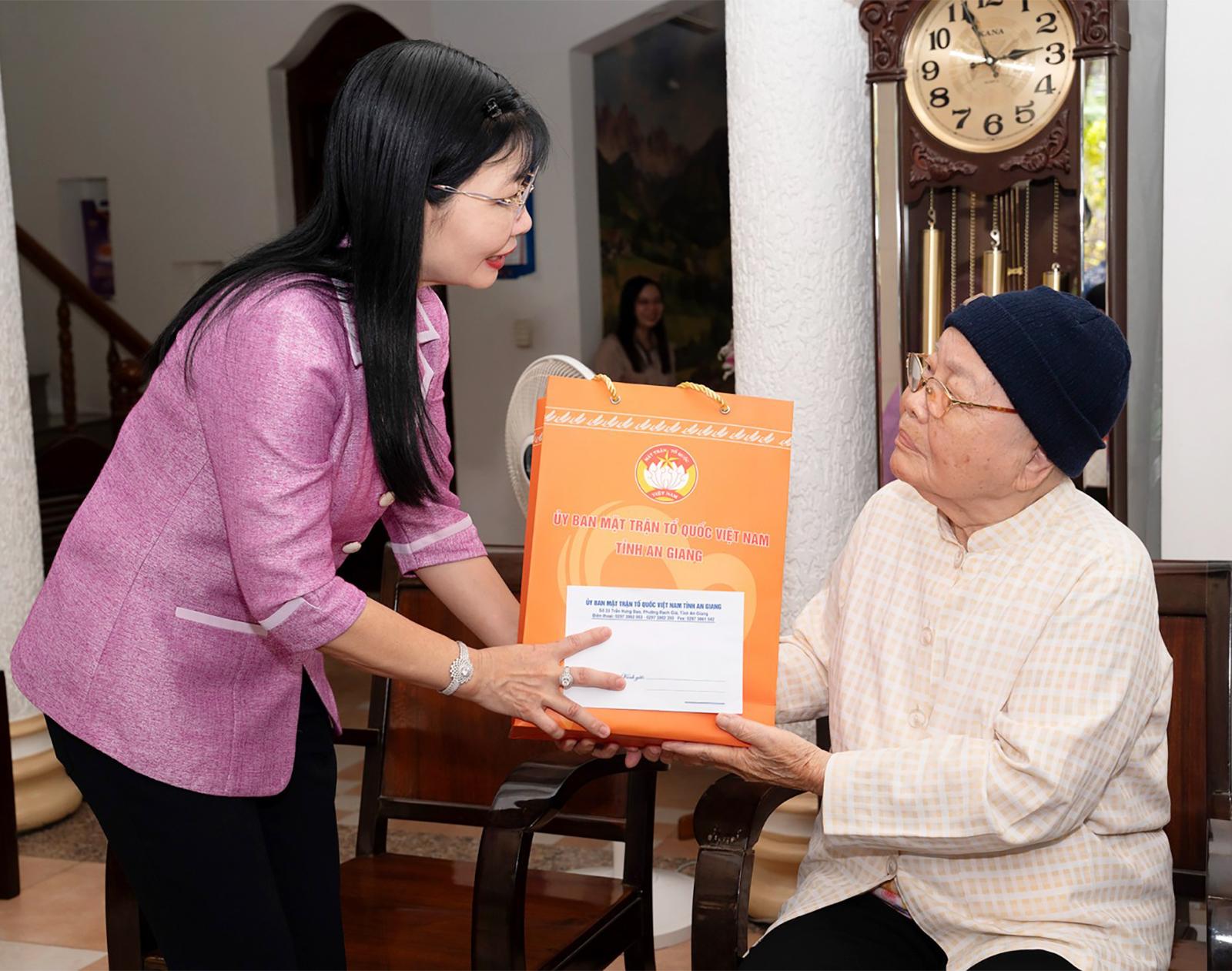 Phó Bí thư Tỉnh ủy Trần Thị Thanh Hương thăm, chúc tết nguyên Chủ tịch Ủy ban MTTQ Việt Nam tỉnh An Giang