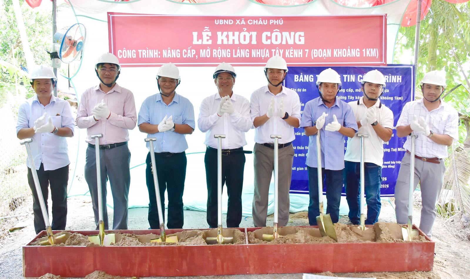 Phó Bí thư Tỉnh ủy Trần Thị Thanh Hương dự khánh thành cầu Kênh 7 - Nam Kênh Quốc Gia