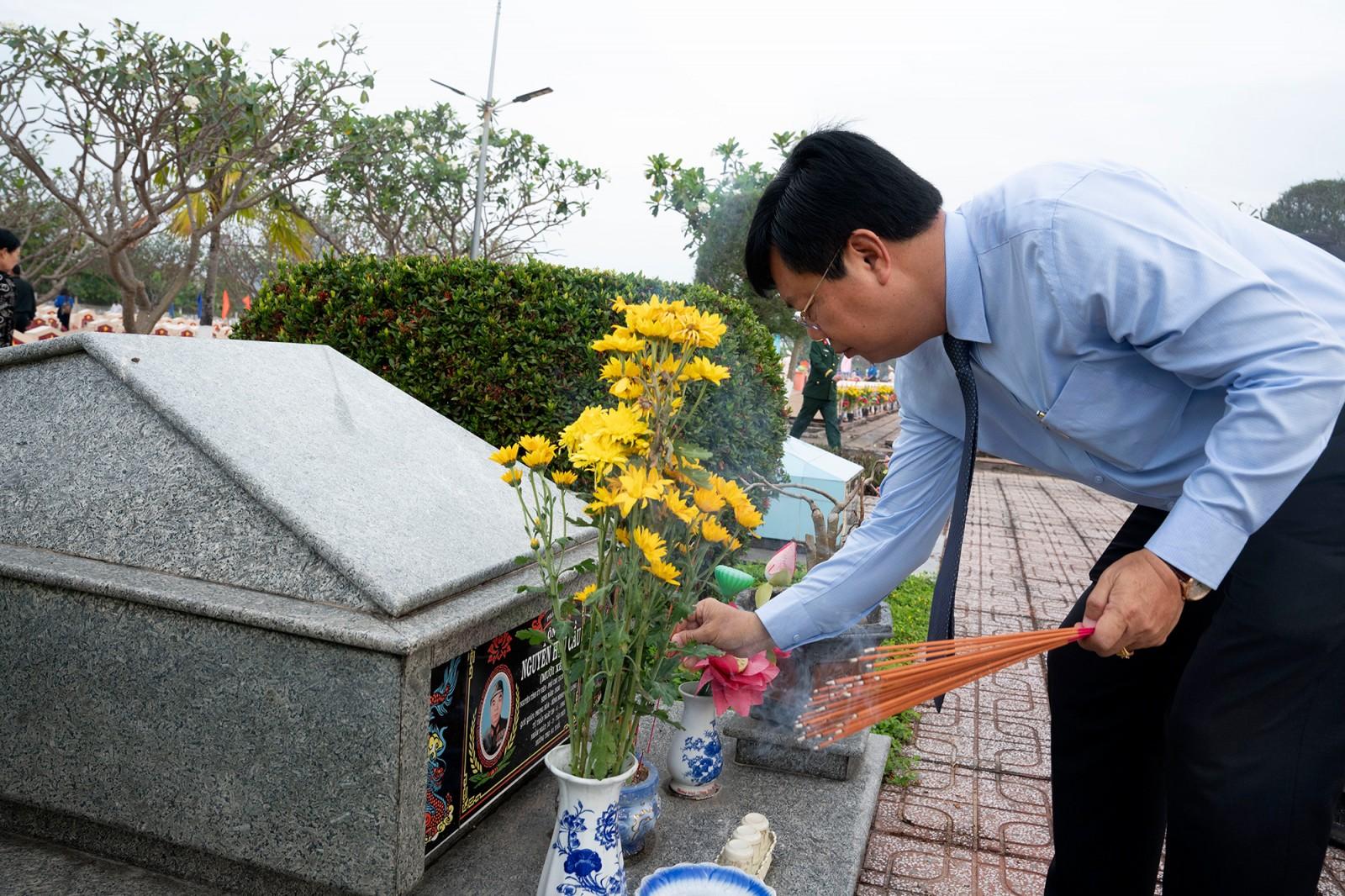 Lãnh đạo tỉnh An Giang viếng Nghĩa trang liệt sĩ tỉnh nhân dịp Tết Nguyên đán Bính Ngọ 2026