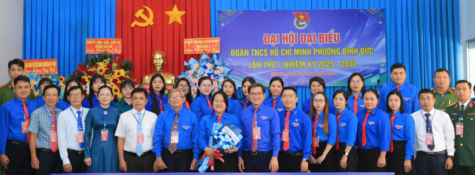 Đại hội đại biểu Đoàn Thanh niên Cộng sản Hồ Chí Minh các xã, phường Lãnh đạo Tỉnh và phường Bình Đức chúc mừng Ban Chấp hành Đoàn Thanh niên cộng sản Hồ Chí Minh phường Bình Đức ra mắt