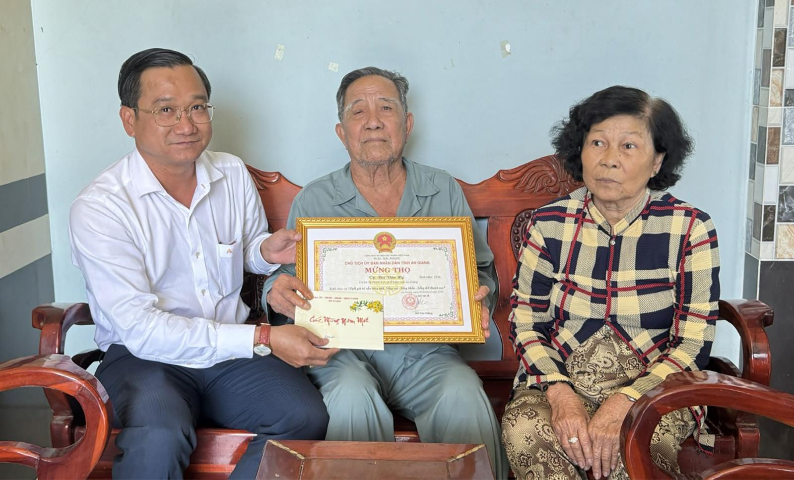 Đoàn đại biểu xã Ô Lâm dâng hương tại Khu Di tích lịch sử cấp quốc gia Ô Tà Sóc và Nhà bia ghi danh liệt sĩ