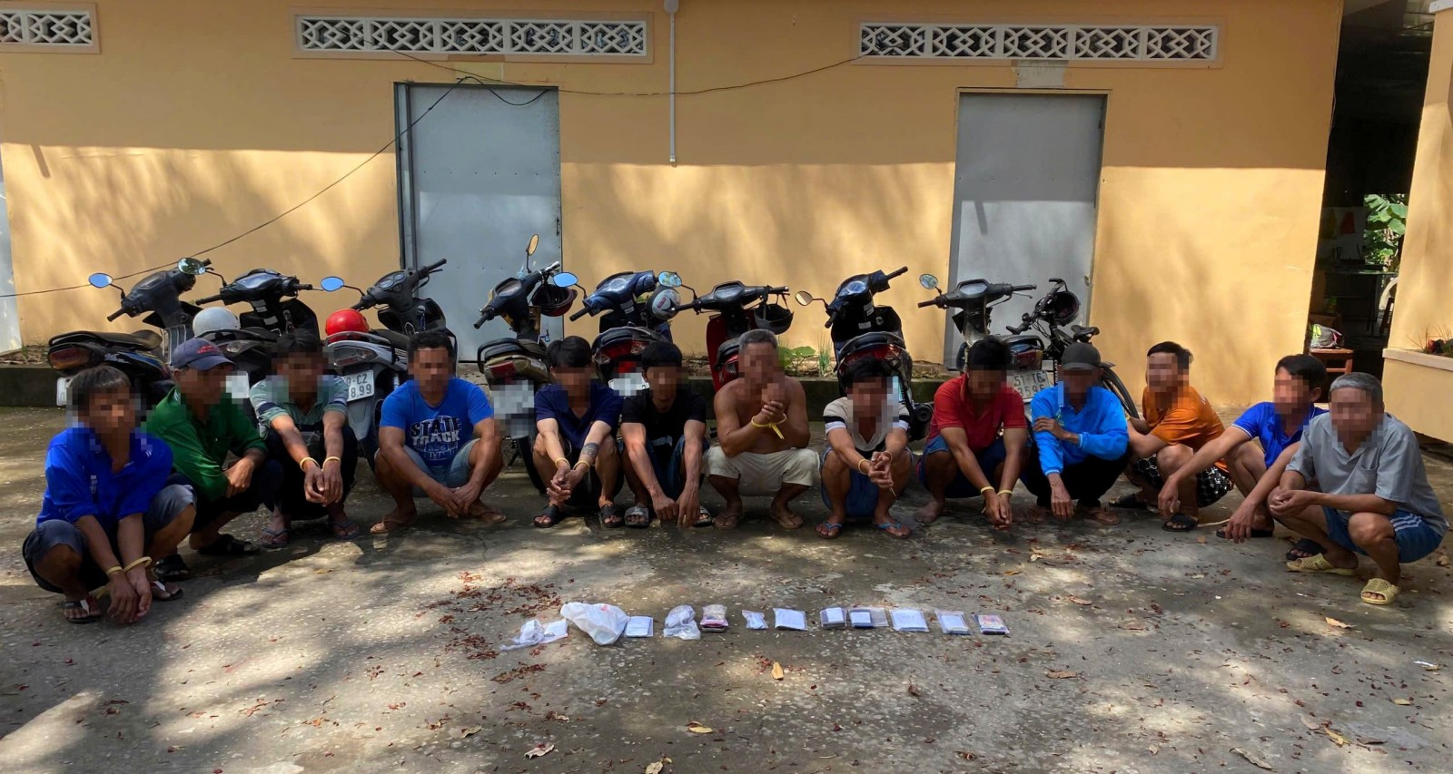 Bắt quả tang 13 đối tượng đá gà qua mạng ăn thua bằng tiền