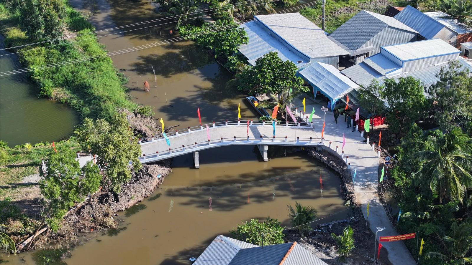 Khánh thành cầu, bàn giao nhà dịp kỷ niệm 80 năm Ngày thành lập lực lượng vũ trang Quân khu