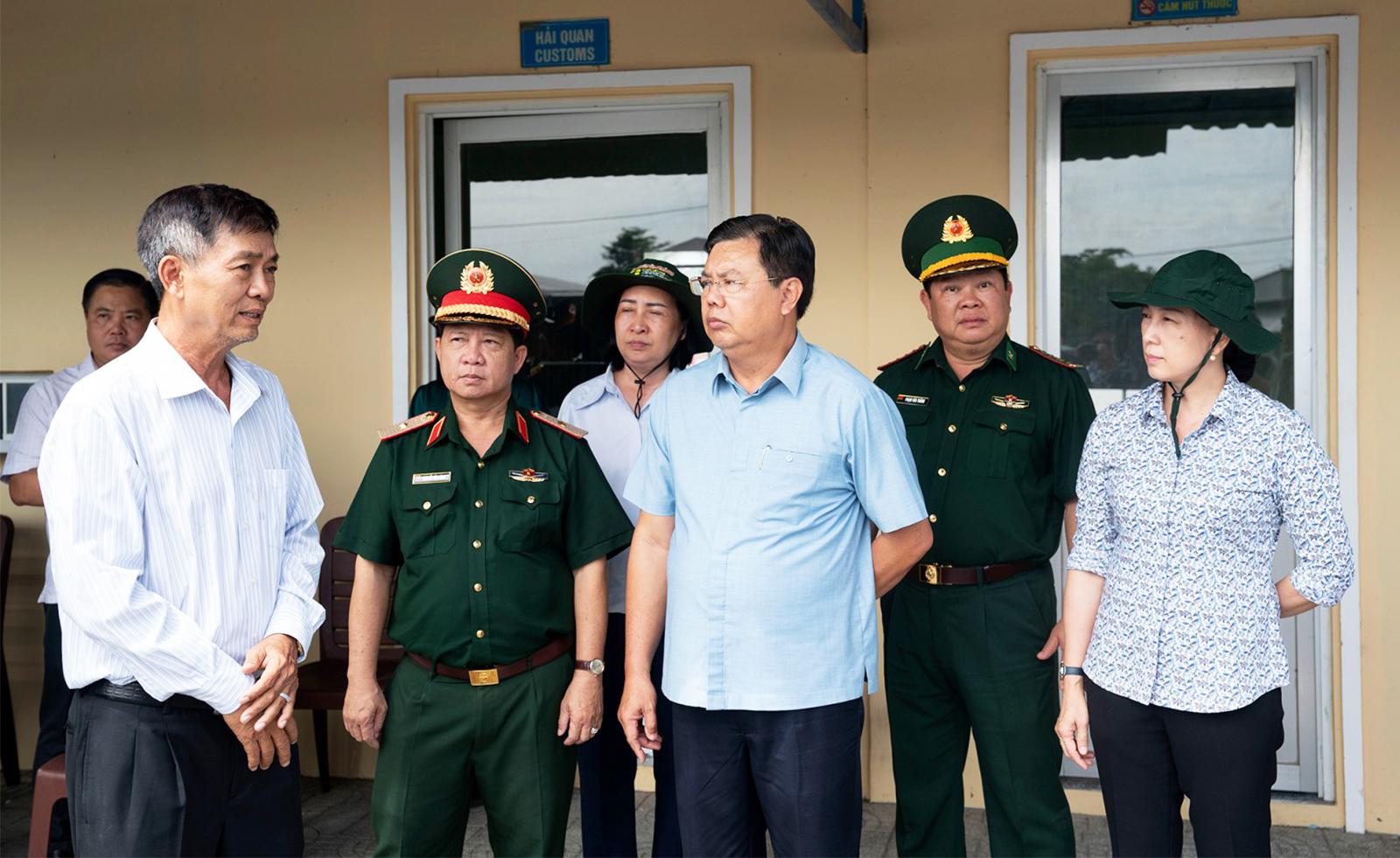 Bí thư Tỉnh ủy An Giang Nguyễn Tiến Hải khảo sát tuyến biên giới hai xã Vĩnh Gia, Ba Chúc và phường Tịnh Biên