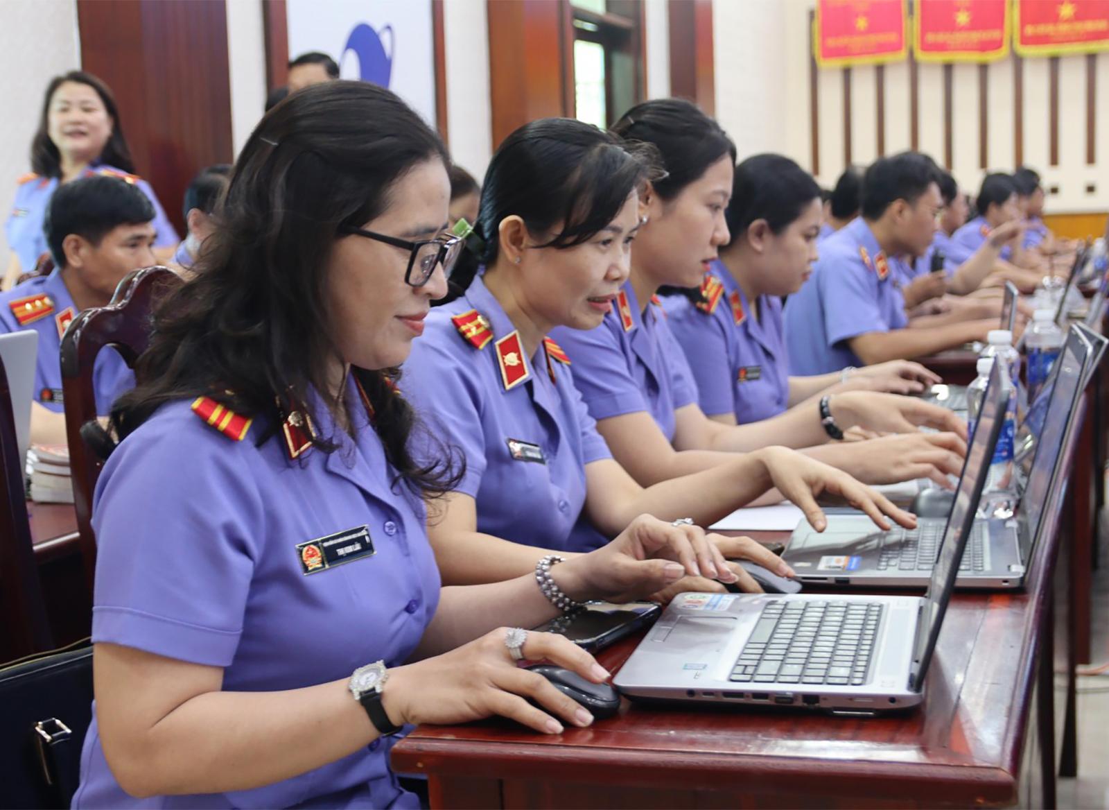 Hơn 60 thí sinh thi viết cáo trạng, bản luận tội Thí sinh làm bài trên máy tính, thông qua các hồ sơ đã được số hóa.