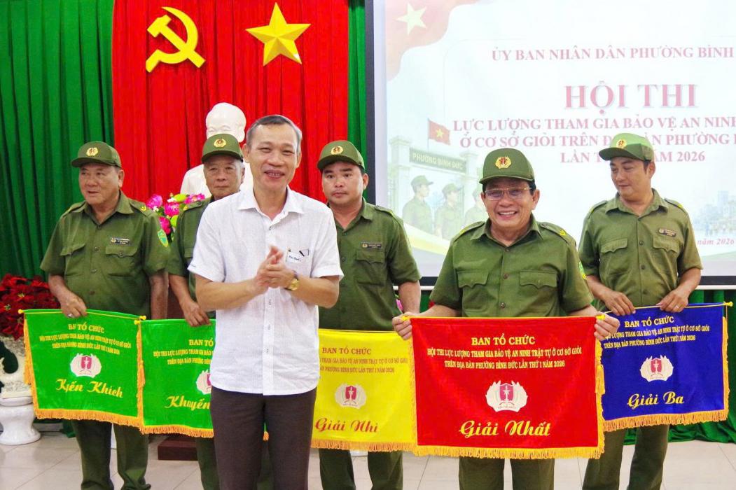 Phường Bình Đức trao giải hội thi lực lượng tham gia bảo vệ an ninh, trật tự ở cơ sở giỏi năm 2026 Phó Bí thư Đảng ủy, Chủ tịch UBND phường Võ Văn Hòa, Trưởng Ban Chỉ đạo Hội thi trao giải Nhất cho Đội 5