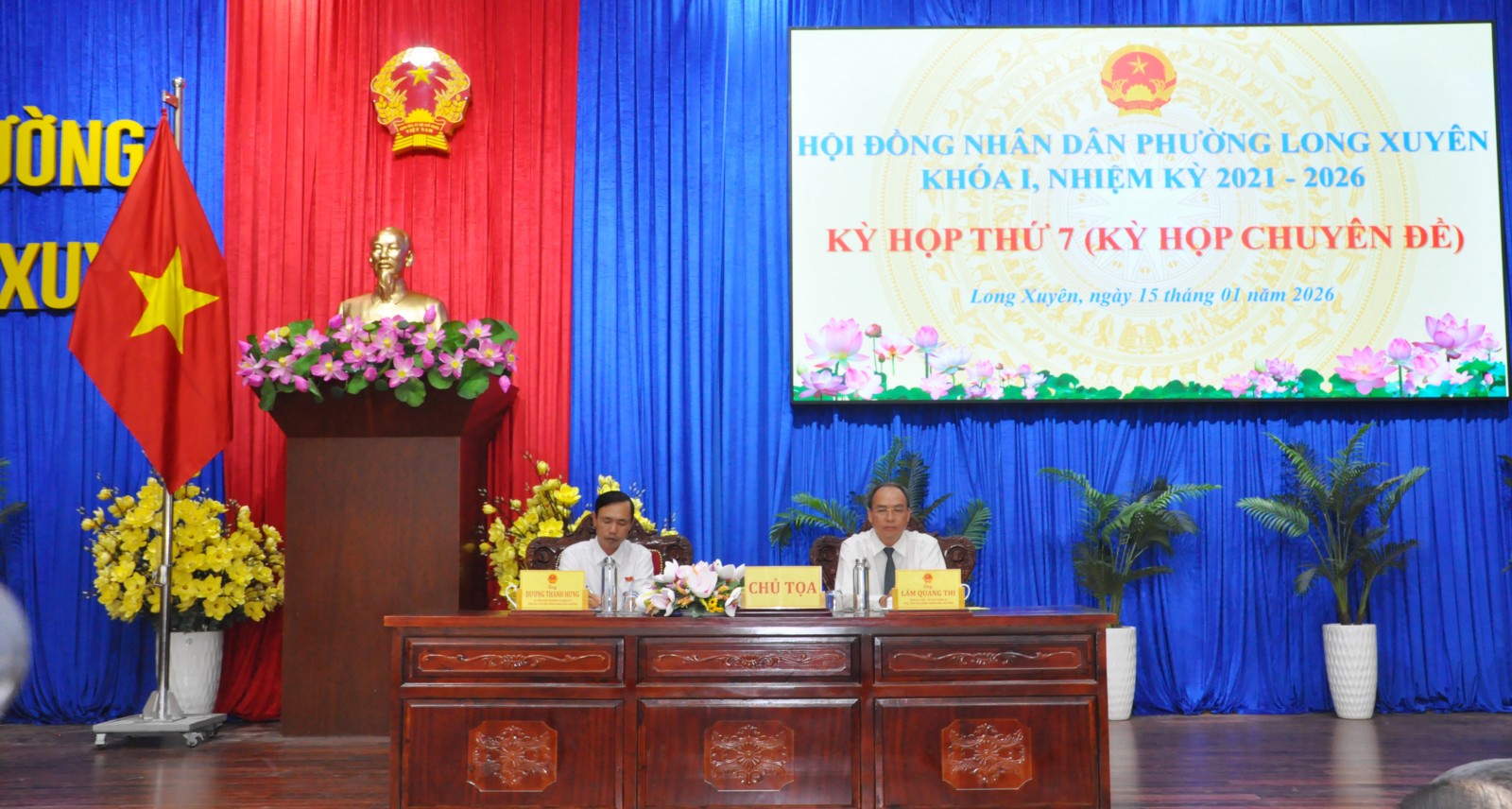 Chủ tọa điều h&agrave;nh kỳ họp