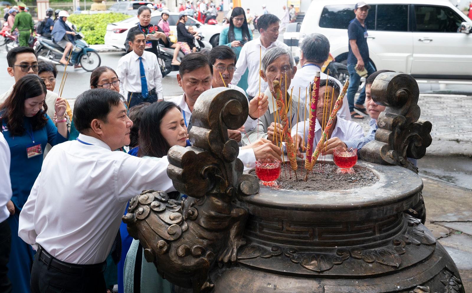 Thắp hương Bia ghi dấu địa điểm Anh hùng dân tộc Nguyễn Trung Trực bị giặc Pháp hành hình năm 1868