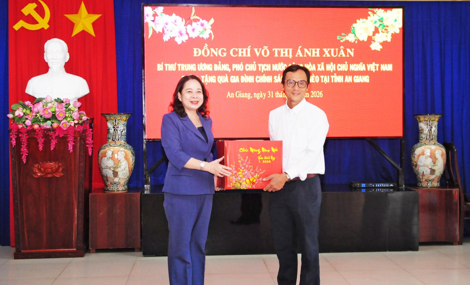 Phó Chủ tịch nước Võ Thị Ánh Xuân dâng hương Chủ tịch Tôn Đức Thắng Phó Chủ tịch nước Võ Thị Ánh Xuân cũng gửi tặng quà, chúc Tết đến tập thể cán bộ, nhân viên Ban Quản lý Khu lưu niệm