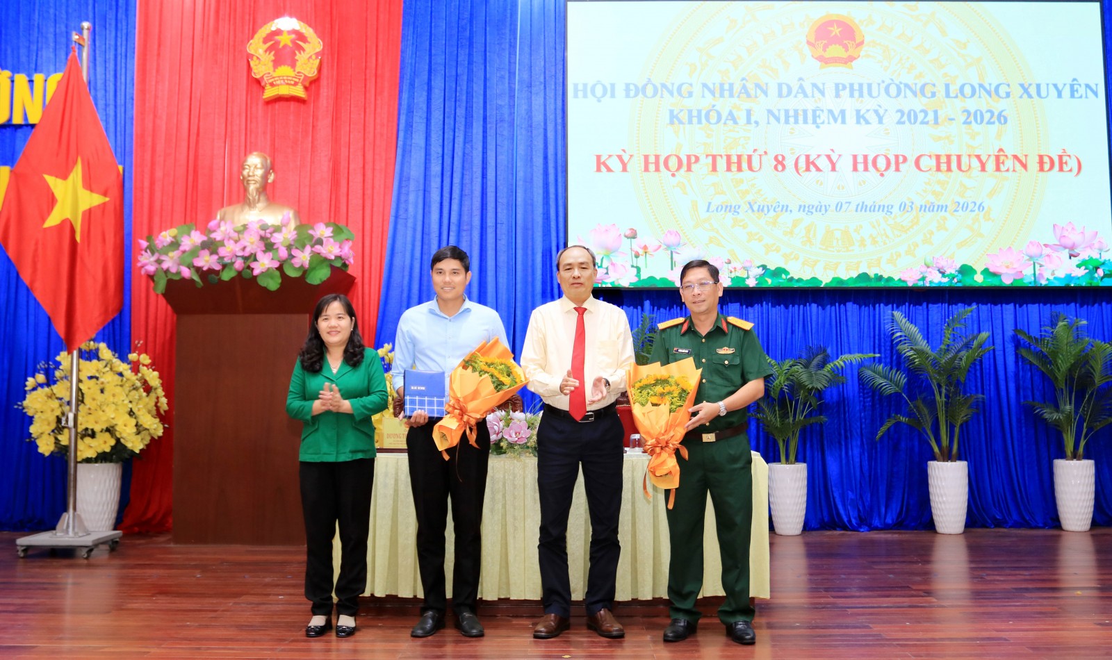 Bí thư Đảng ủy, Chủ tịch HĐND phường Lâm Quang Thi và Chủ tịch UBND phường Long Xuyên Đoàn Thị Hương Hà tặng hoa chúc mừng ông Lại Thành Nhựt và Phùng Quốc Minh