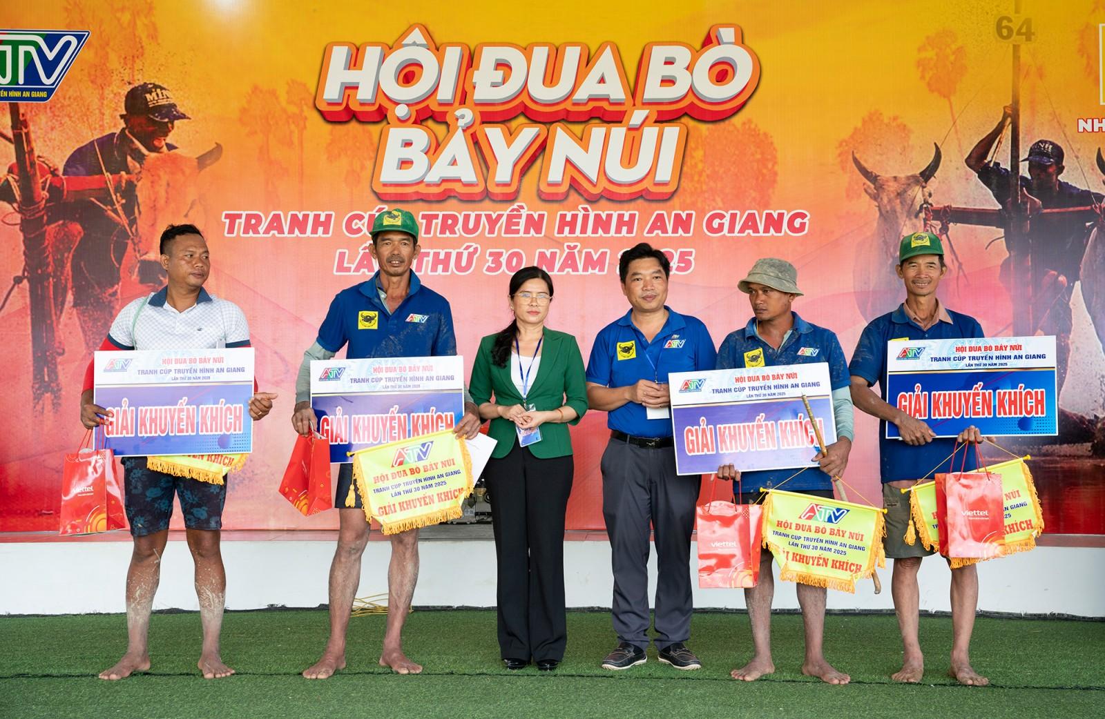 Đôi bò của ông Chau Khon đoạt giải nhất Hội Đua bò Bảy Núi tranh cúp truyền hình An Giang lần thứ 30 năm 2025