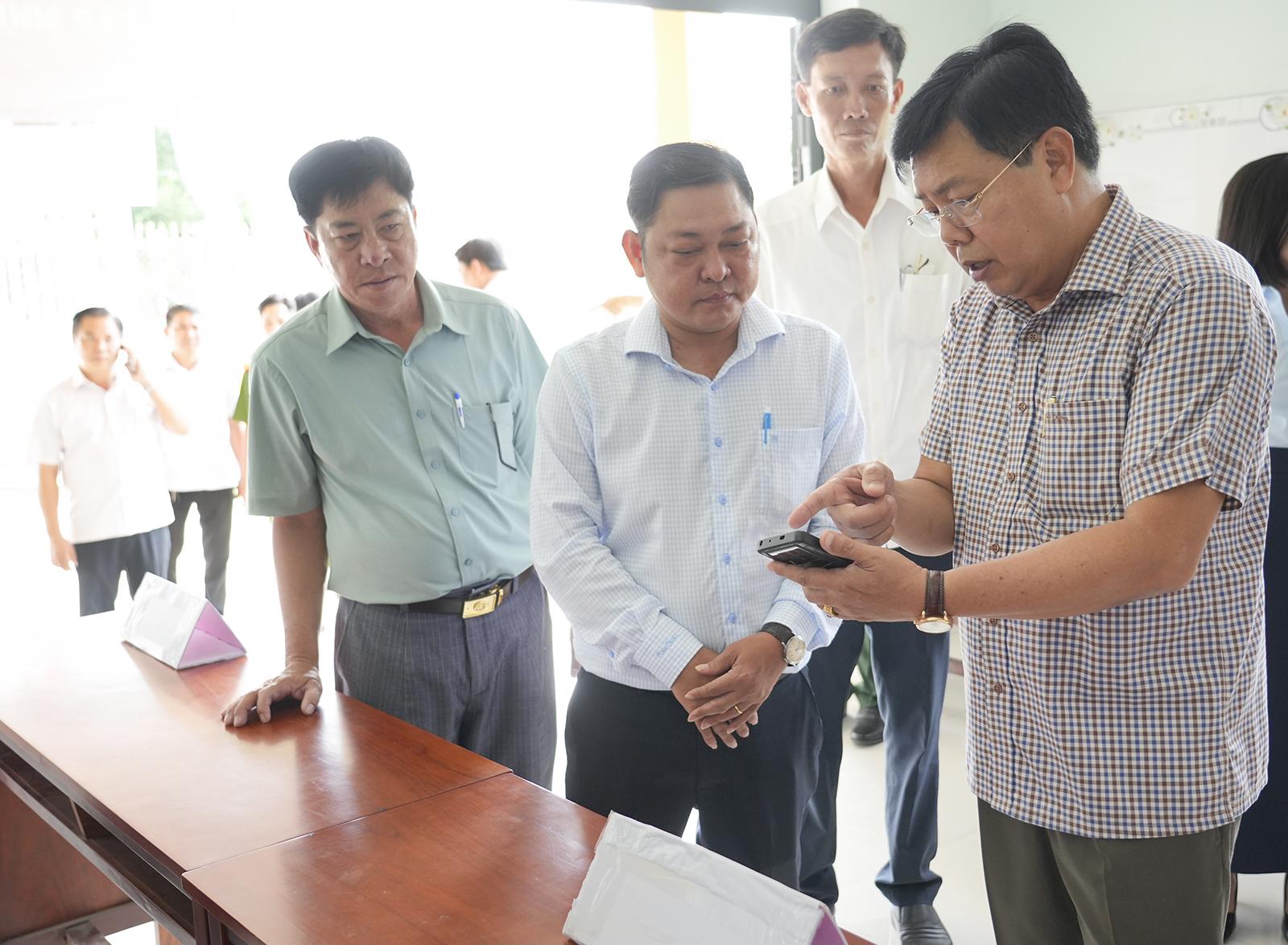 Bí thư Tỉnh ủy An Giang Nguyễn Tiến Hải kiểm tra công tác chuẩn bị bầu cử tại các xã: Thạnh Lộc, Châu Thành và Bình An