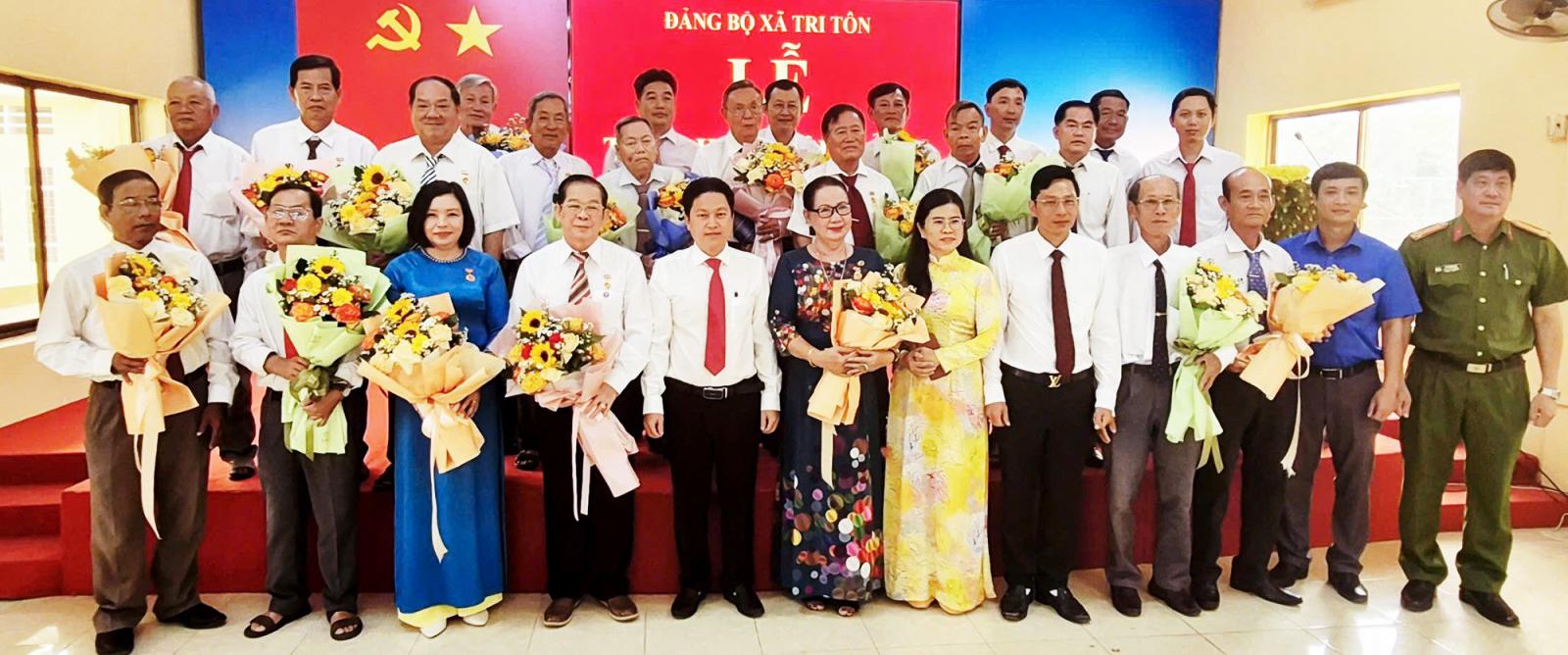 An Giang: Nhiều địa phương, đơn vị tổ chức lễ trao tặng Huy hiệu Đảng đợt 3/2