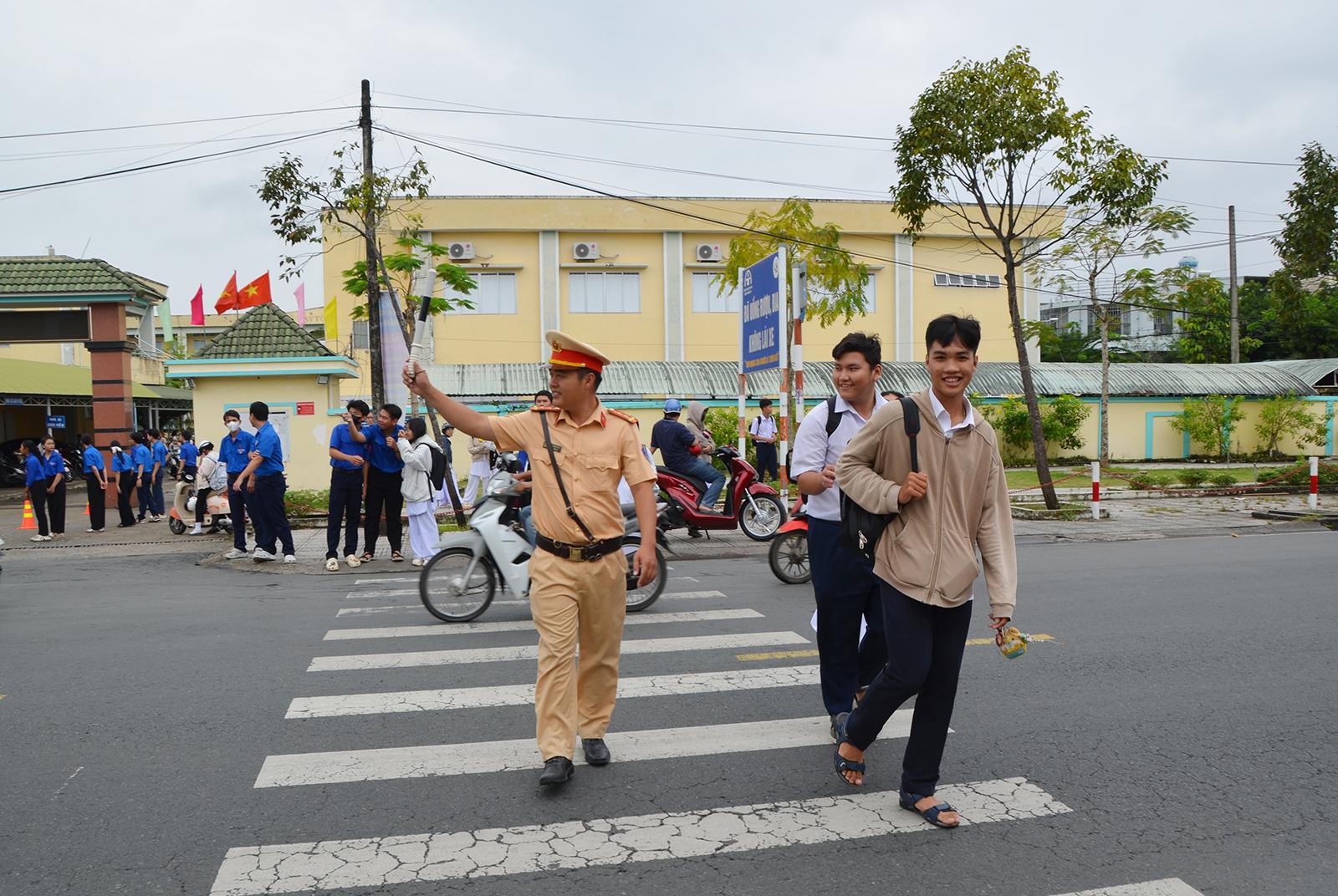 Nếp giao thông văn minh từ cổng trường