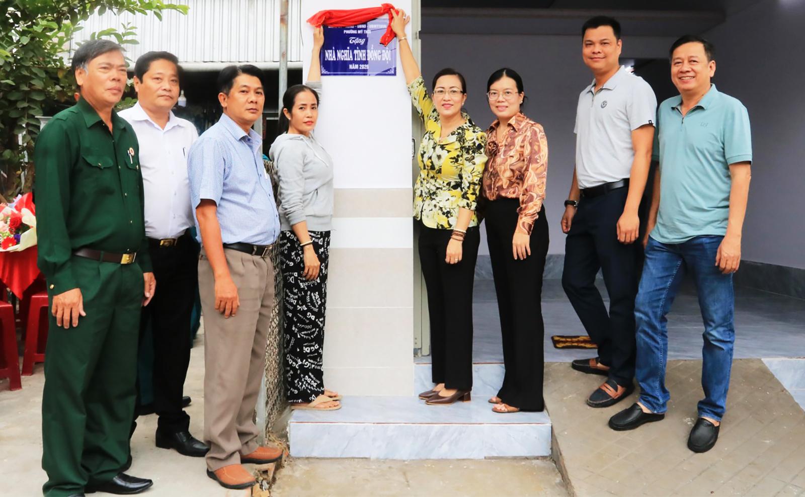 B&agrave;n giao nh&agrave; cho hai gia đ&igrave;nh