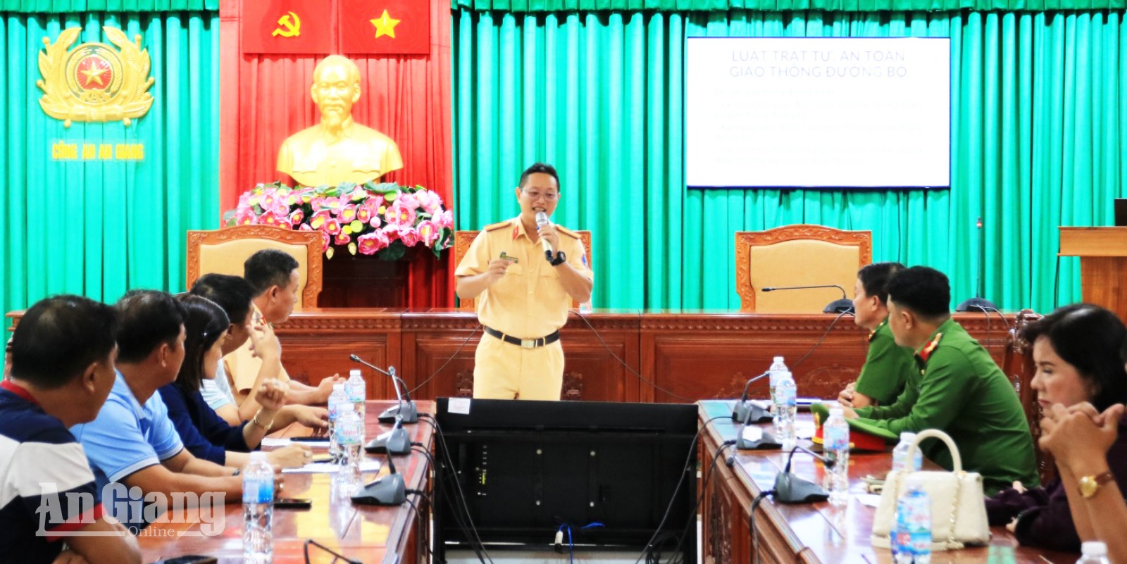 40 doanh nghiệp vận tải ở Long Xuyên ký cam kết bảo đảm an toàn giao thông Cán bộ Phòng Cảnh sát giao thông (Công an tỉnh An Giang) tuyên truyền pháp luật TTATGT