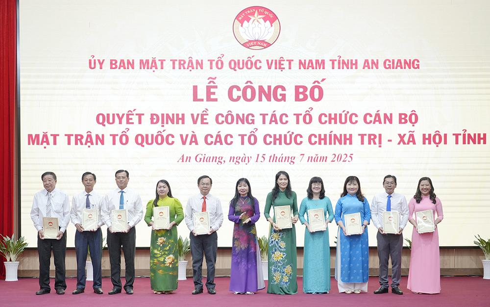 Công bố quyết định tổ chức, cán bộ Mặt trận Tổ quốc và các tổ chức chính trị - xã hội tỉnh An Giang