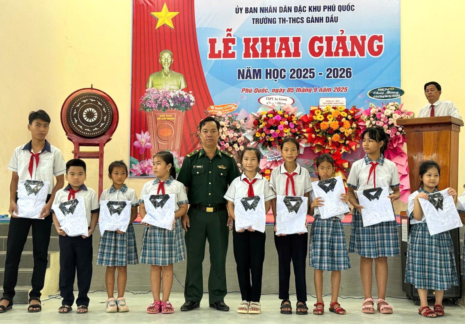 Cùng học sinh nghèo biên giới bước vào năm học mới