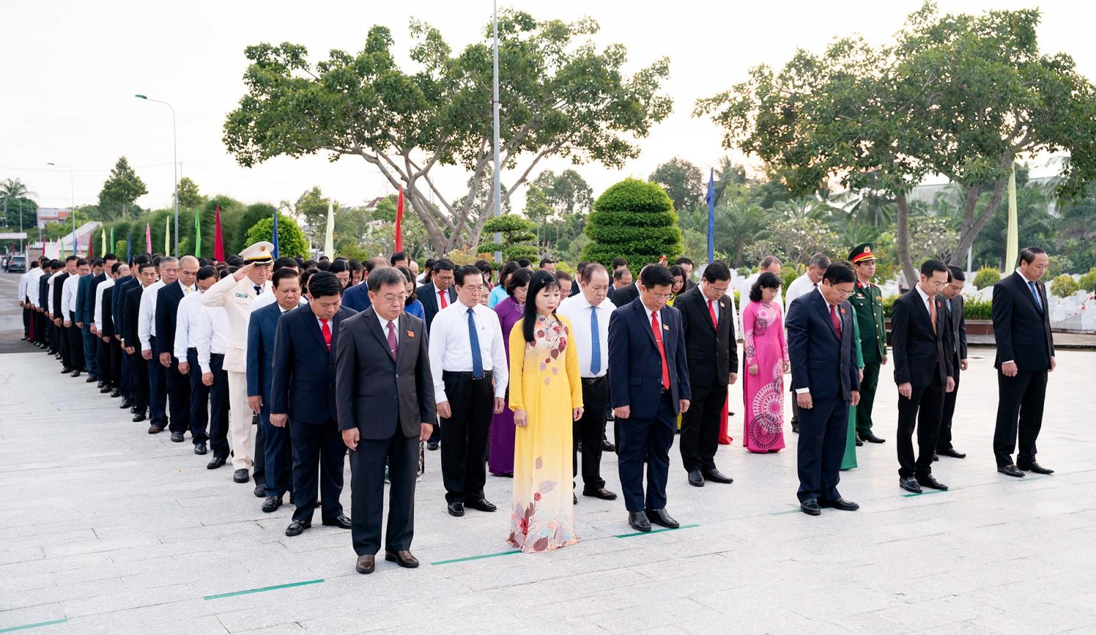 Đoàn đại biểu dự Đại hội Đảng bộ tỉnh An Giang lần thứ I, nhiệm kỳ 2025 - 2030 viếng Nghĩa trang liệt sĩ tỉnh