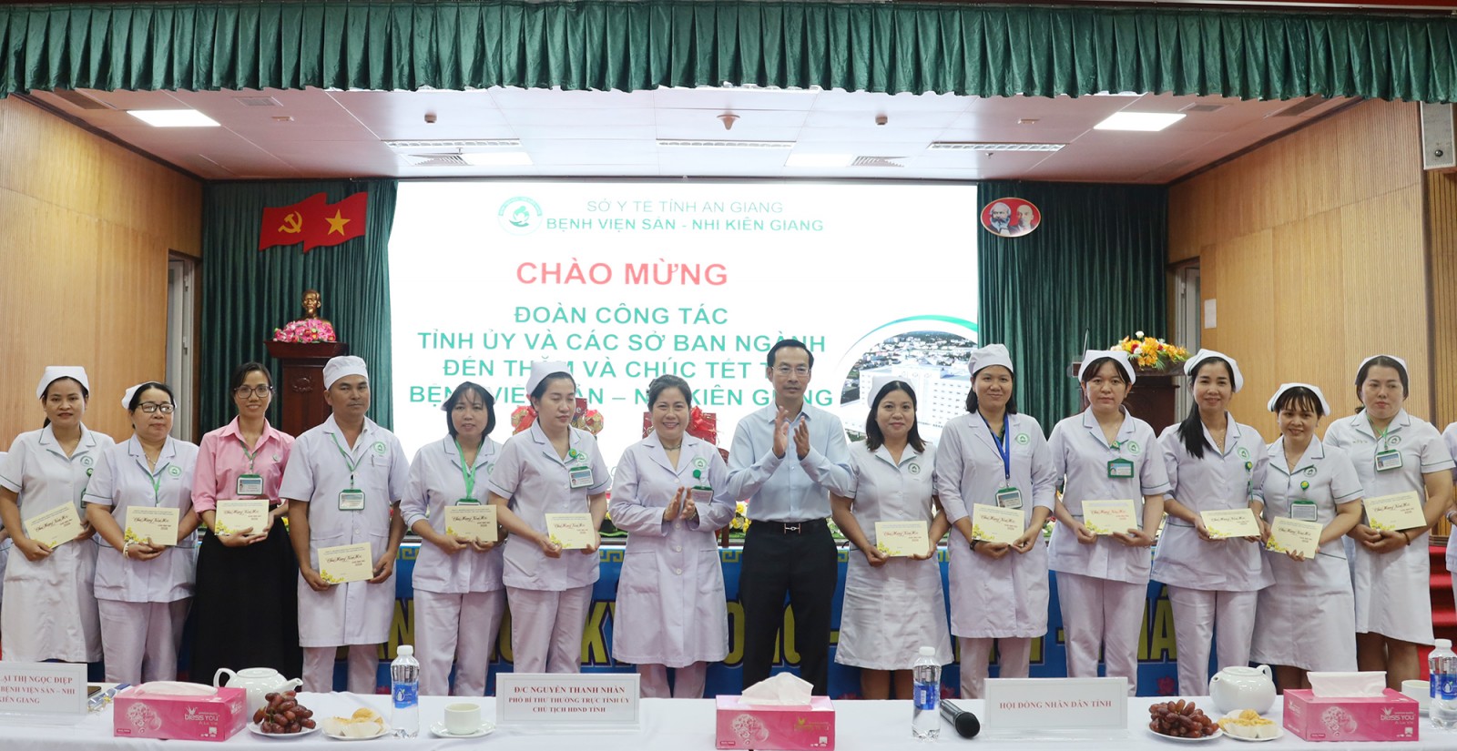 Phó Bí thư Thường trực Tỉnh ủy, Chủ tịch HĐND tỉnh An Giang Nguyễn Thanh Nhàn thăm, chúc tết tại phường Rạch Giá