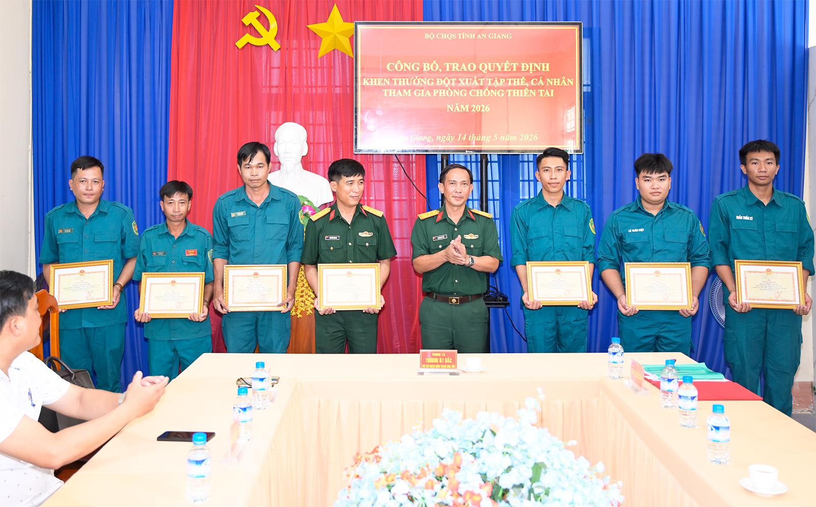 Khen thưởng đột xuất nhiều tập thể, cá nhân xuất sắc trong chữa cháy rừng tại xã Cô Tô