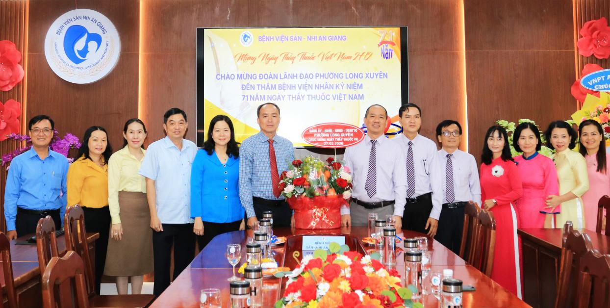 Đoàn đến thăm và chúc mừng tập thể cán bộ, y, bác sĩ, nhân viên y tế Bệnh viện Sản – Nhi An Giang