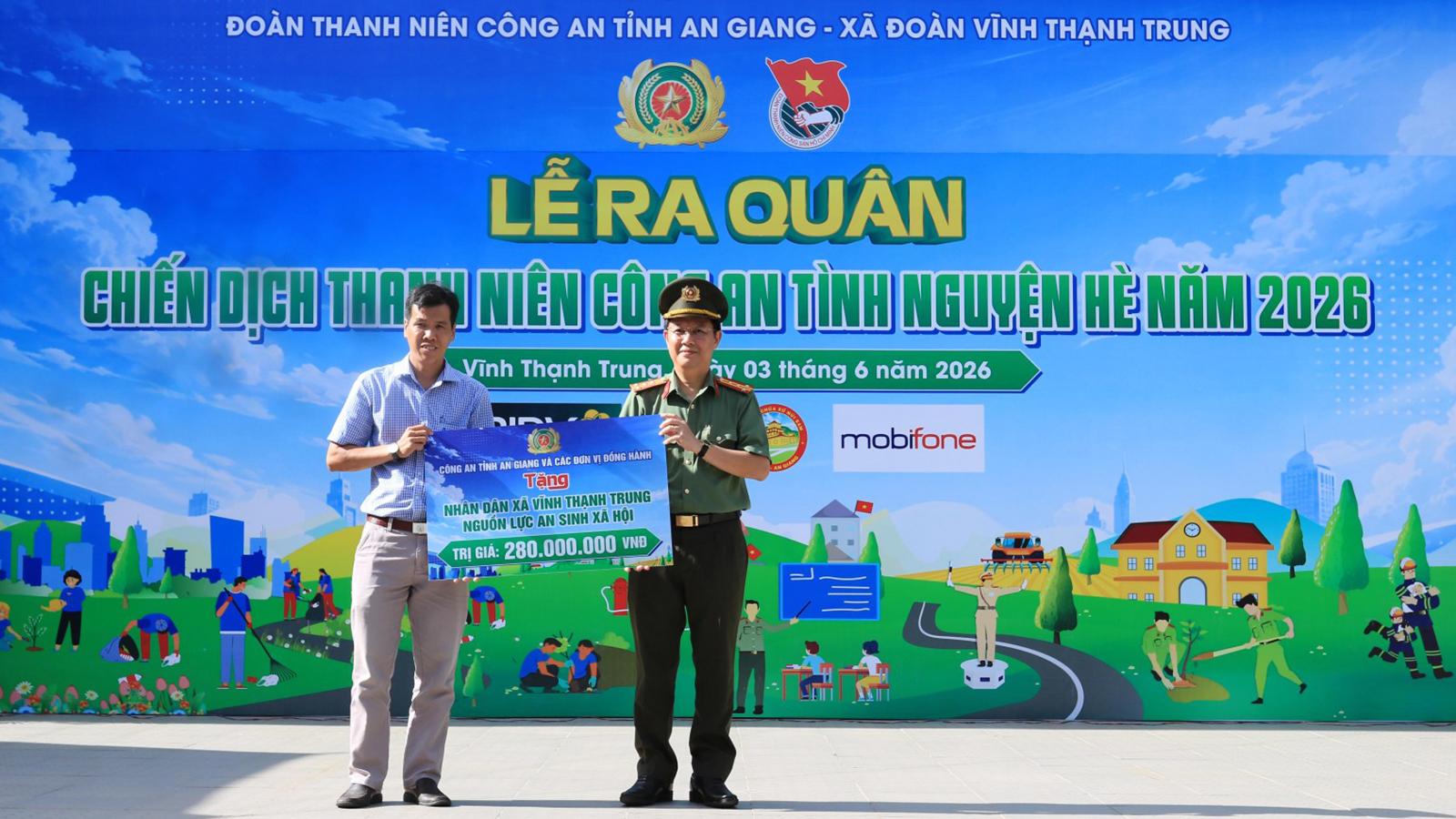 Ra quân Chiến dịch Đại tá Lê Phú Thạnh Phó Giám đốc Công an tỉnh trao bảng tượng trưng hỗ trợ nguồn lực an sinh xã hội cho xã Vĩnh Thạnh Trung