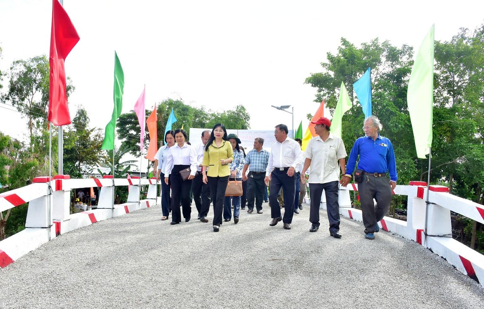 Phó Bí thư Tỉnh ủy Trần Thị Thanh Hương dự khánh thành cầu Kênh 7 - Nam Kênh Quốc Gia