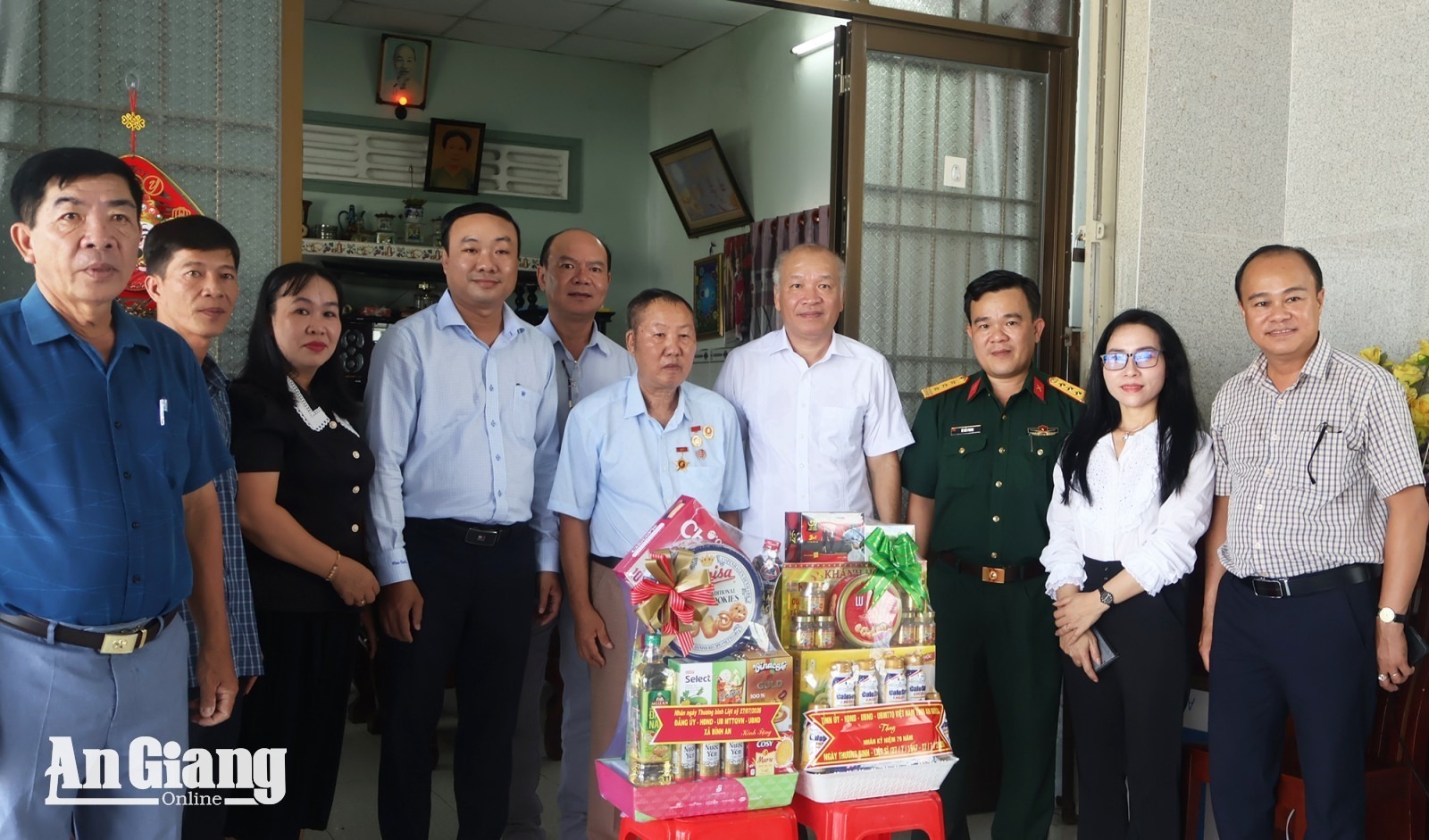 Thăm, tặng quà người có công với cách mạng tiêu biểu tại hai xã Châu Thành và Bình An