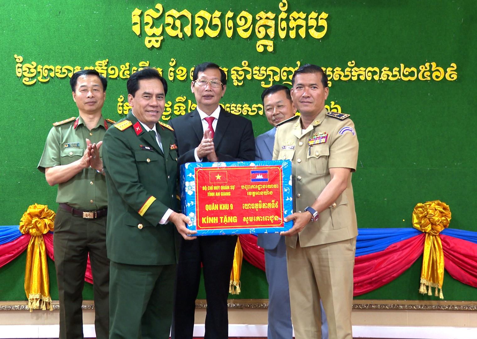 Phó Chủ tịch UBND tỉnh An Giang Lê Văn Phước thăm, chúc Tết Chôl Chnăm Thmây tại tỉnh Kep