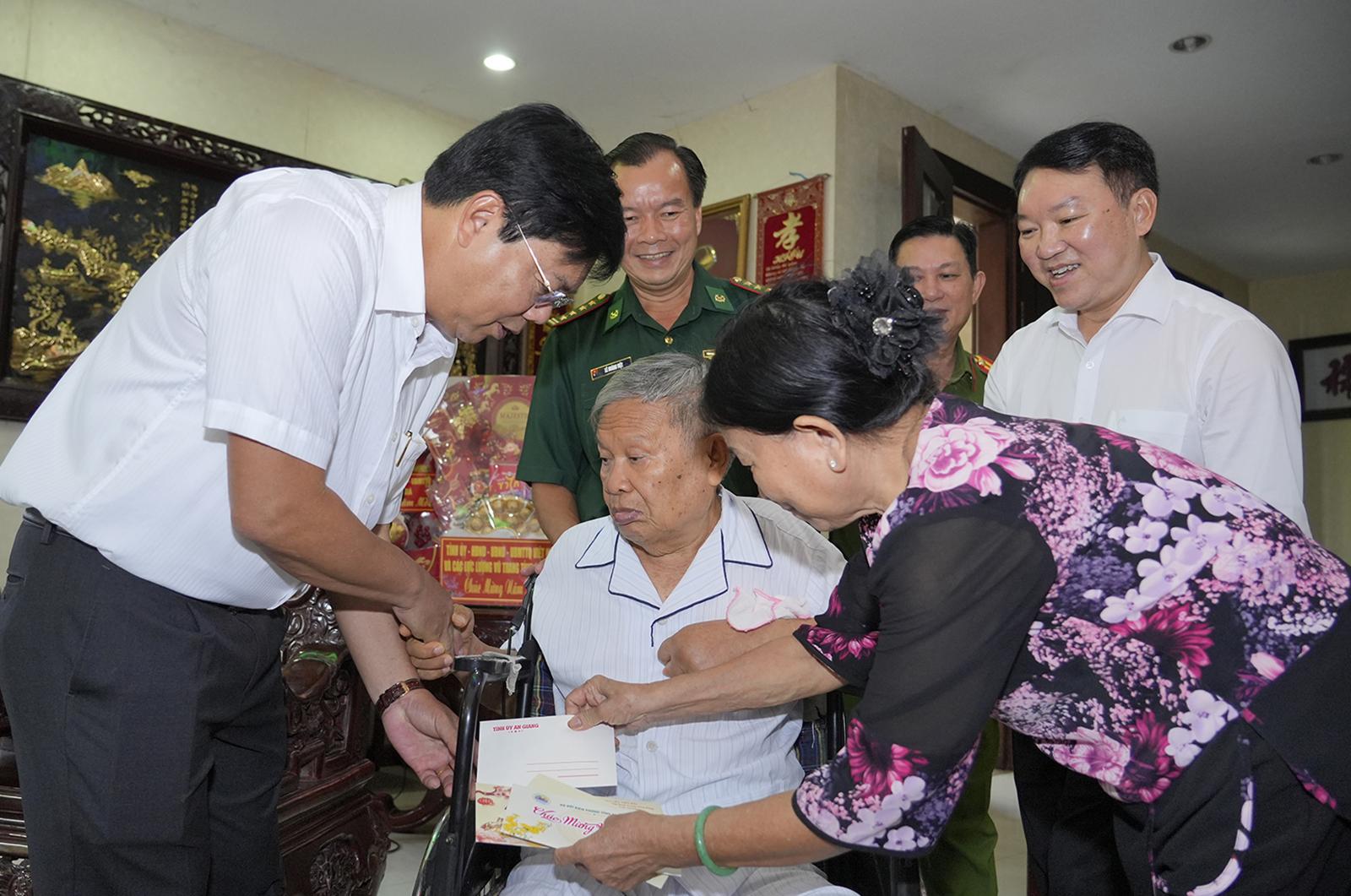 Bí thư Tỉnh ủy An Giang Nguyễn Tiến Hải thăm, chúc tết các đồng chí nguyên Bí thư Tỉnh ủy Kiên Giang (cũ)