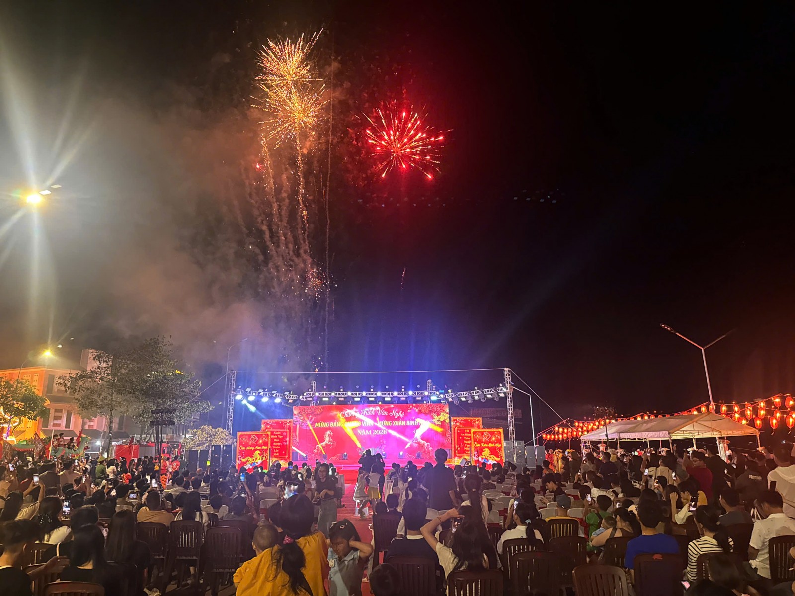 Phó Bí thư Thường trực Tỉnh ủy, Chủ tịch HĐND tỉnh Nguyễn Thanh Nhàn dự chương trình văn nghệ tại phường Hà Tiên