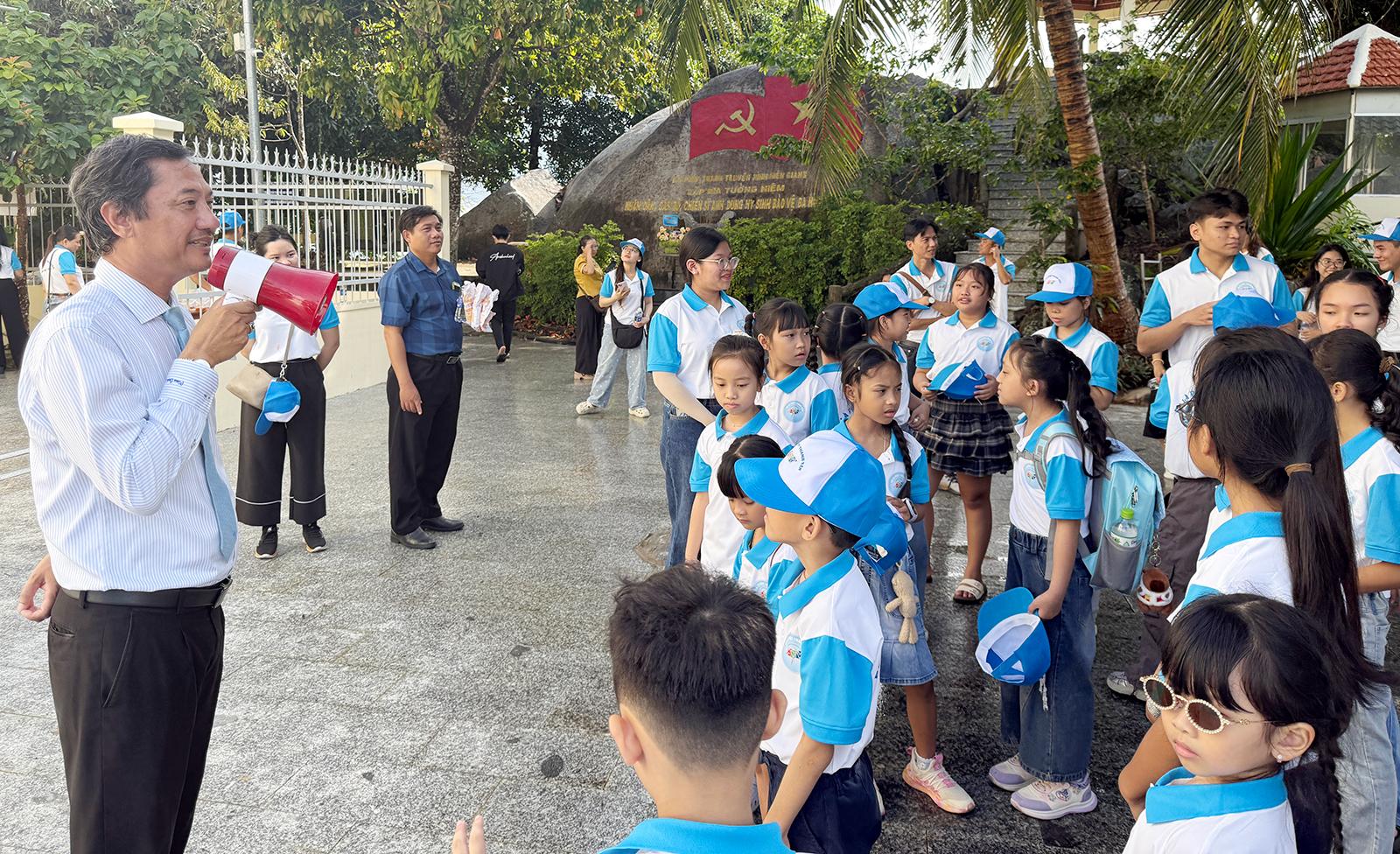 31 thí sinh “Em là phát thanh viên” trải nghiệm chương trình tham quan thực tế