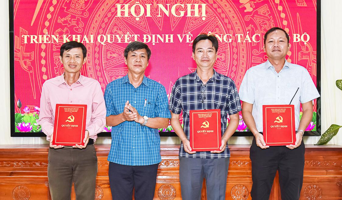 Đảng ủy xã Vĩnh Điều triển khai quyết định điều động cán bộ