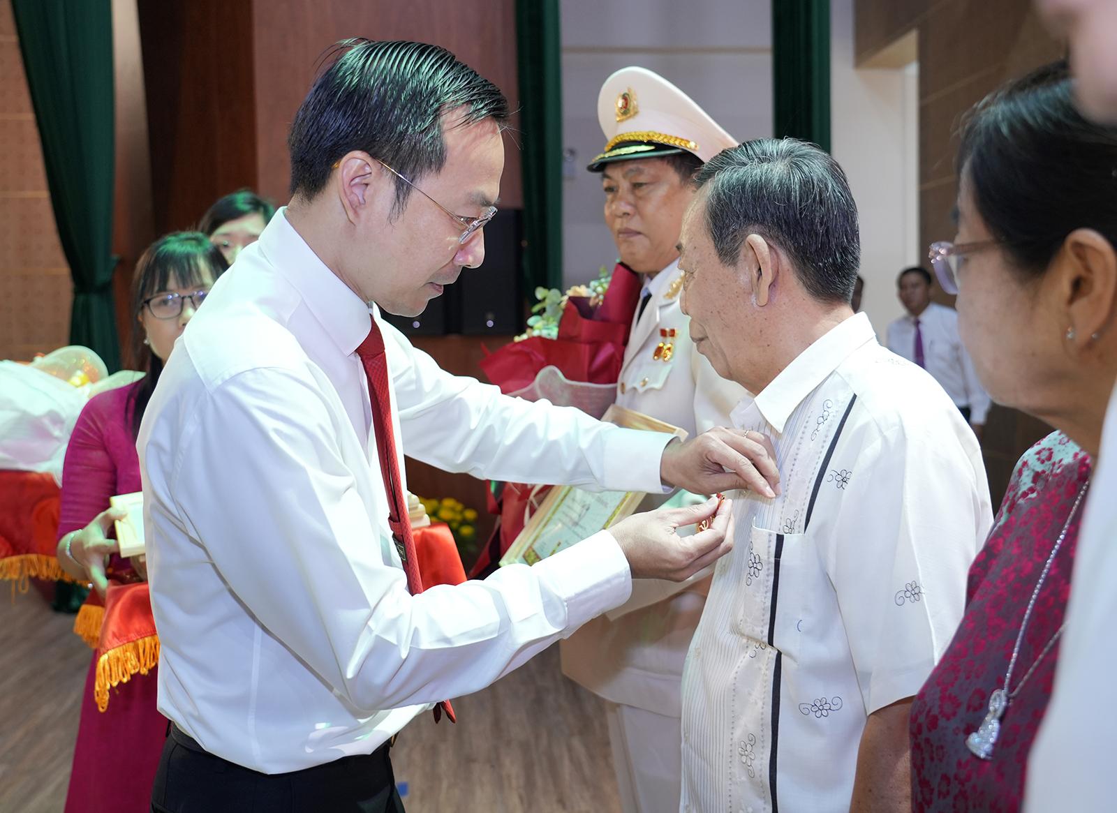 Tỉnh ủy An Giang họp mặt Ban Chấp hành Đảng bộ tỉnh các khóa