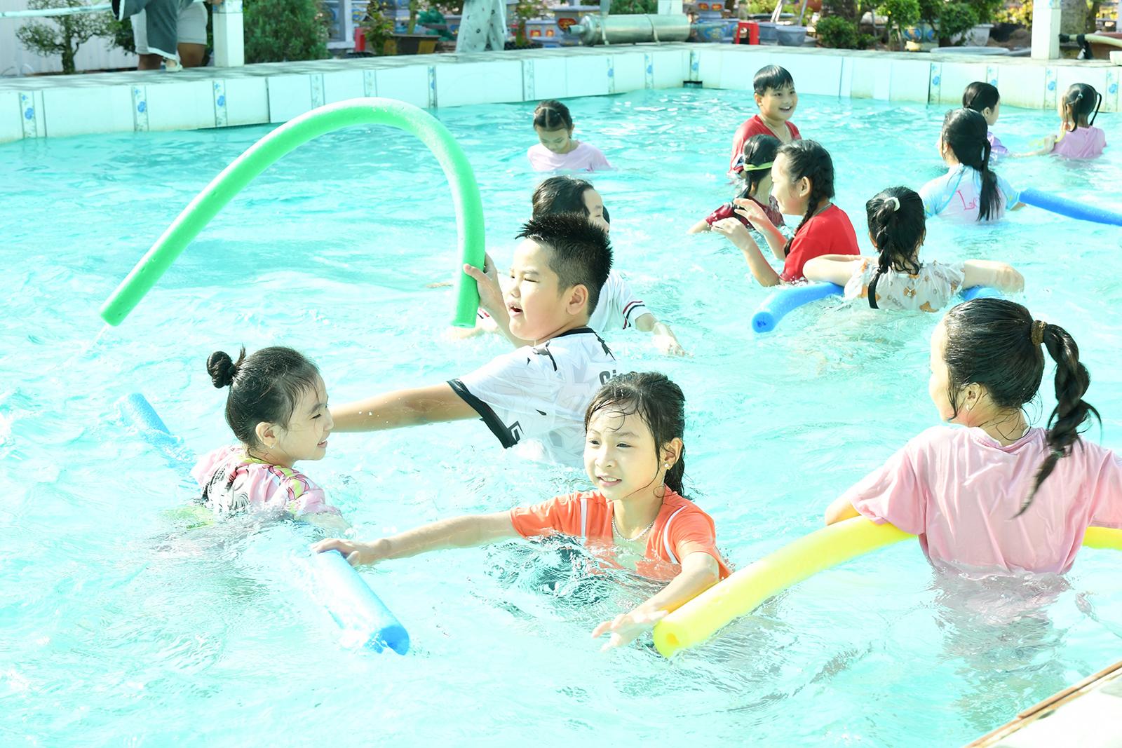 Xã Hòn Đất tổ chức 7 lớp dạy bơi an toàn cho học sinh