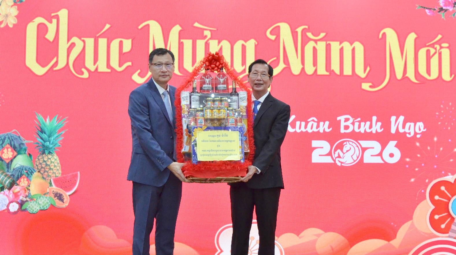 Đoàn đại biểu tỉnh Kandal thăm, chúc tết UBND tỉnh An Giang