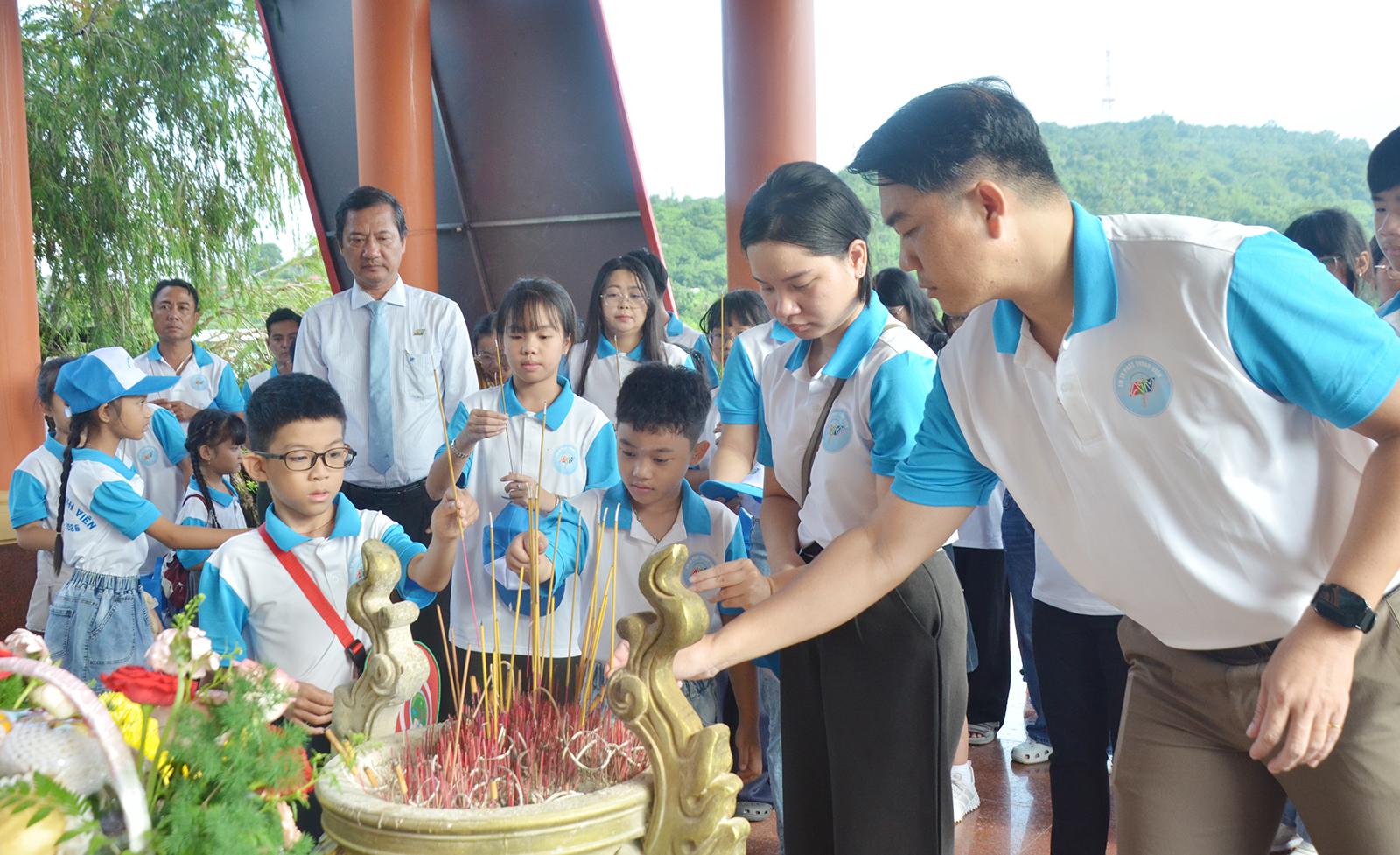 31 thí sinh “Em là phát thanh viên” trải nghiệm chương trình tham quan thực tế