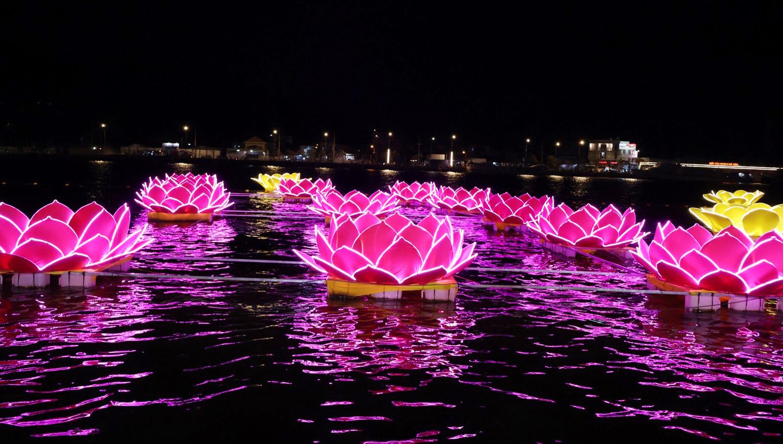 Chương trình nghệ thuật lễ hội pháo hoa và hội hoa đăng kỷ niệm 290 năm thành lập Tao đàn Chiêu Anh Các