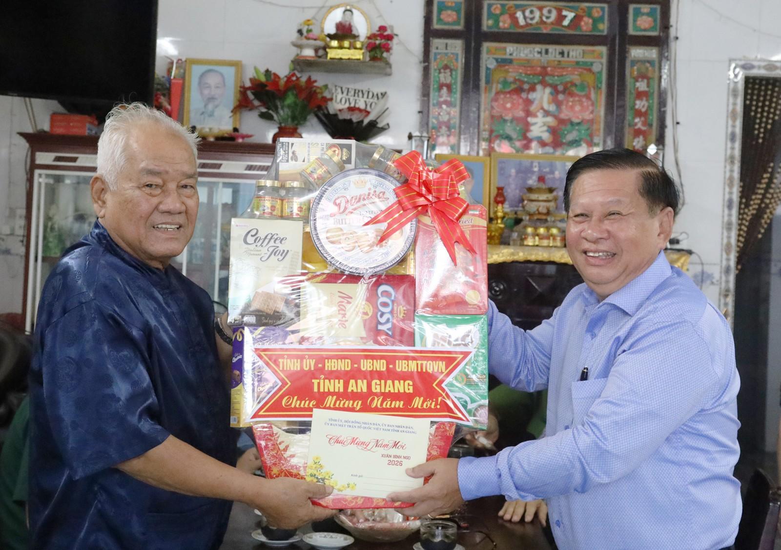 Bí thư Đảng ủy phường Rạch Giá Mai Hoàng Khởi chúc tết phường Vĩnh Thông, xã Tân Hội